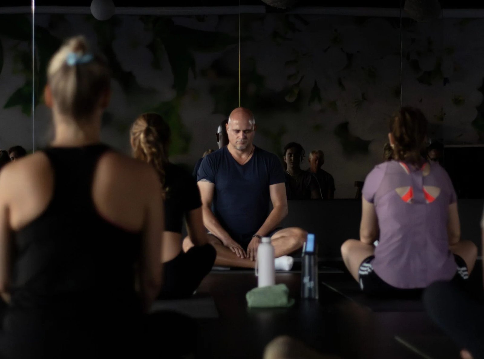 Yogadocent Allard tijdens een yogales bij Spirit of Yoga Apeldoorn